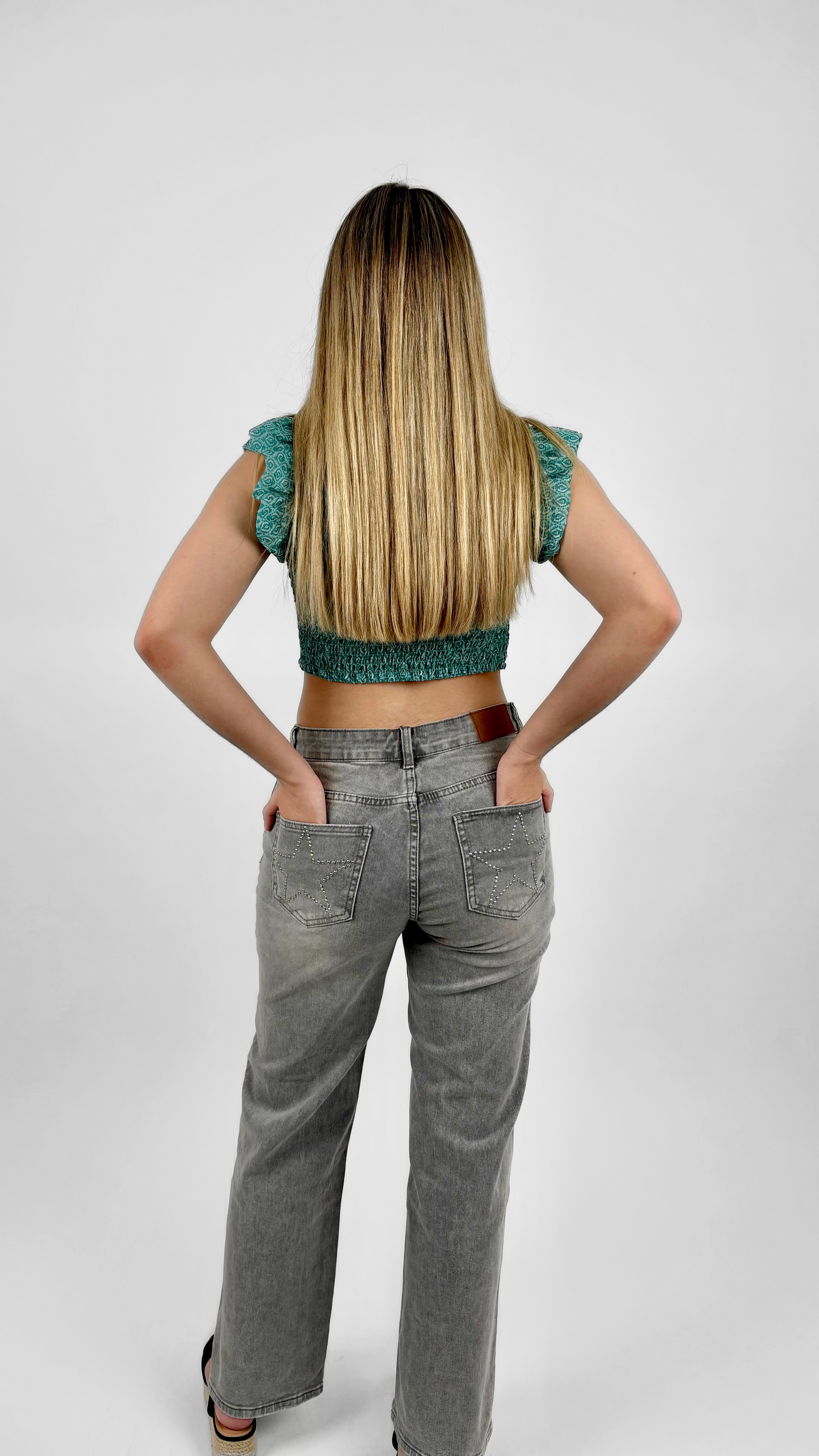 Pantalón gris con estrella de tachuelas