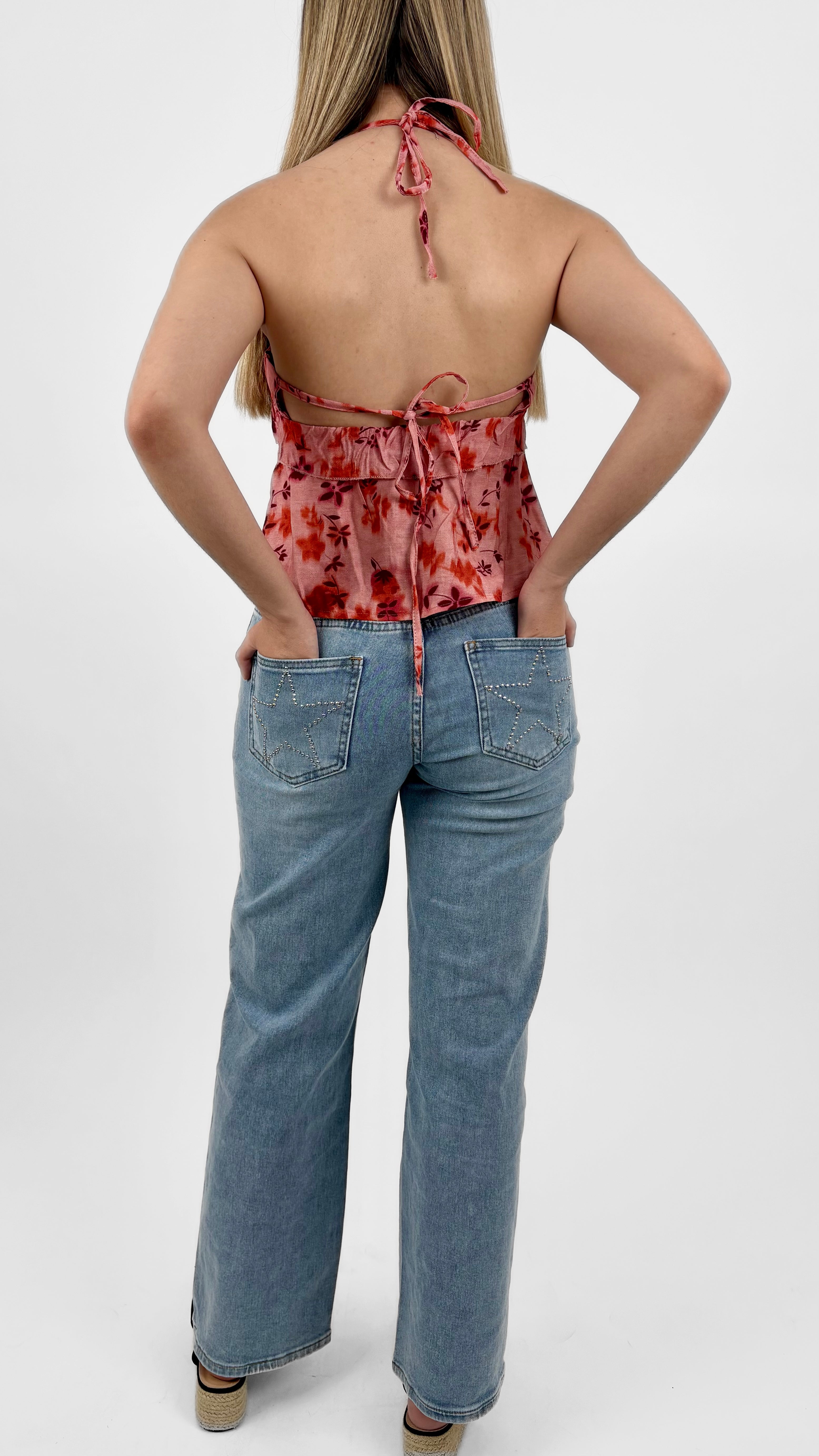Pantalón vaquero con estrella de tachuelas